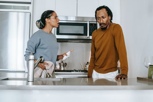 黑人夫妇谈厨房 · 免费素材图片