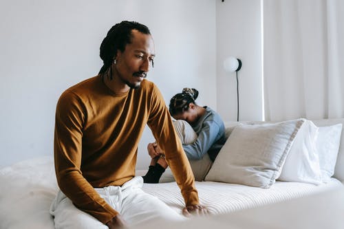 黑人夫妇在床上有冲突 · 免费素材图片