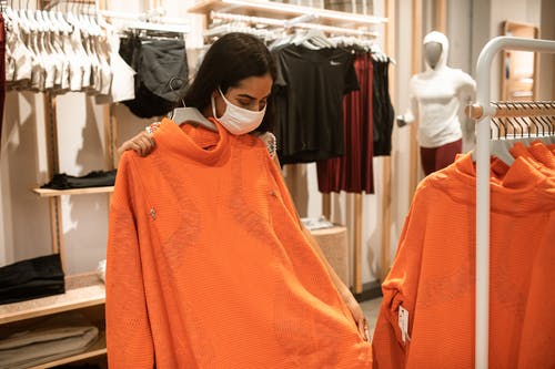 红色turtle脖子长袖衬衫 · 免费素材图片