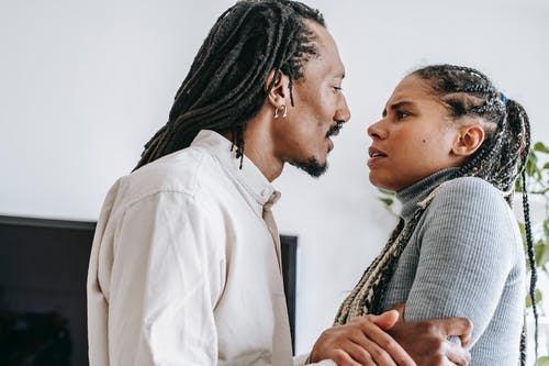 黑人夫妇一起吵架在公寓里 · 免费素材图片