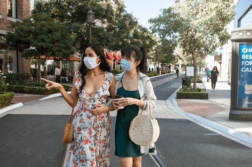 2名妇女站在人行道上 · 免费素材图片
