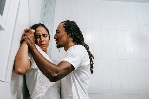 好斗的民族男人和受惊的女人在浴室吵架 · 免费素材图片