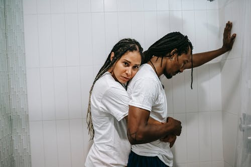 争论后拥抱在浴室中的悲伤黑人恩爱夫妻 · 免费素材图片