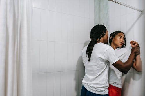 年轻的族裔人在浴室吵架期间身体虐待妻子 · 免费素材图片