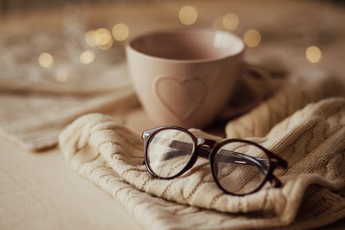 眼镜与杯子在温暖的围巾 · 免费素材图片