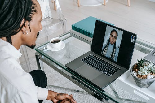 年轻的黑人有视频聊天在网上与女友 · 免费素材图片