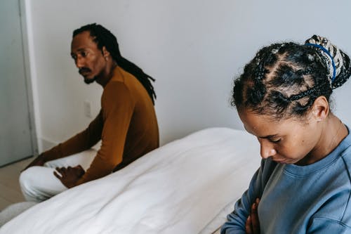 非裔美国人夫妇在卧室有冲突 · 免费素材图片