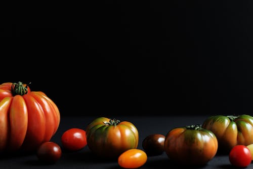橙色和绿色番茄果实 · 免费素材图片