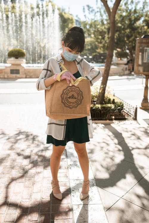 白色的长袖衬衫和黑色的裙子，Brown着棕色皮革斜挎包的女人 · 免费素材图片