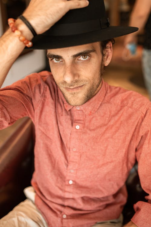 戴着黑色软呢帽的红色礼服衬衫的男人 · 免费素材图片