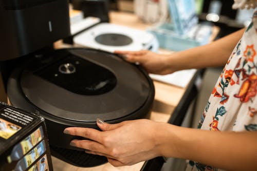 拿着黑胶唱片的人 · 免费素材图片