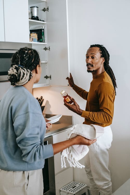 非裔美国人夫妇在厨房吵架 · 免费素材图片
