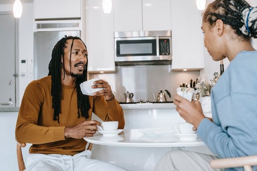 年轻的黑人夫妇在吃早餐时争论 · 免费素材图片