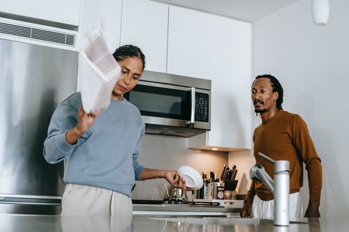黑人女士和男人在厨房里吵架 · 免费素材图片