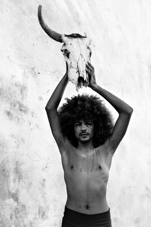 山羊头骨的奇怪男人 · 免费素材图片