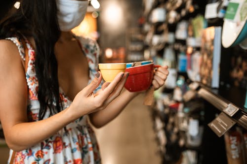女人抱着红色的陶瓷碗 · 免费素材图片