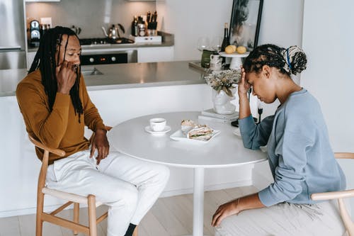 非裔美国人夫妇争吵在厨房的桌子 · 免费素材图片