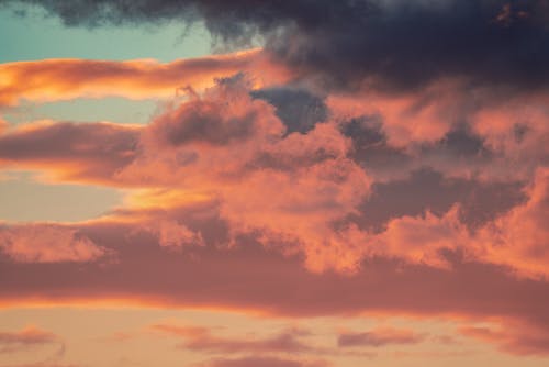 天空与蓬松的云彩，在日落 · 免费素材图片