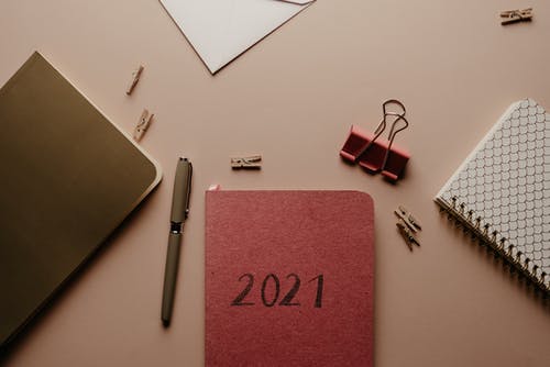 2021粉红色主办单位与桌上的办公用品 · 免费素材图片