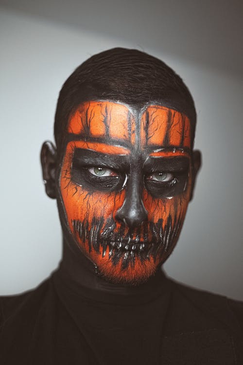 男模特与怪异的万圣节面具 · 免费素材图片