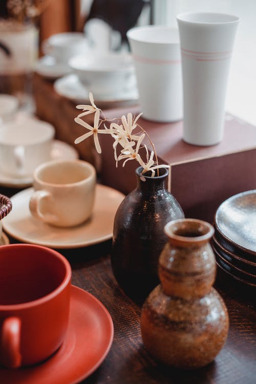 厨具店里的茶对和装饰花瓶 · 免费素材图片