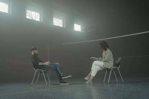 有关一对一, 交叉的双腿, 人的免费素材图片