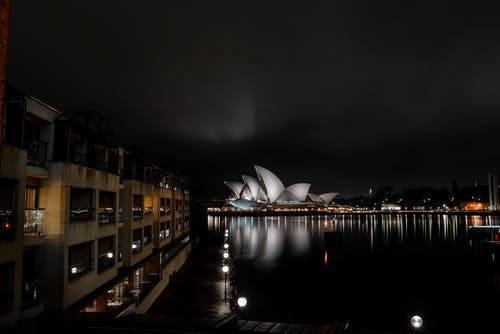 晚上在城市港口的悉尼歌剧院 · 免费素材图片