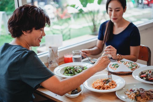 亚洲妇女在餐厅共进午餐 · 免费素材图片