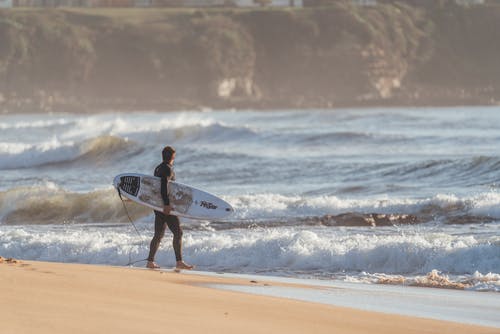 准备在波浪海浪中冲浪的人 · 免费素材图片