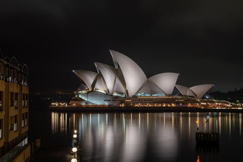悉尼歌剧院在夜间的未来派几何外观设计 · 免费素材图片