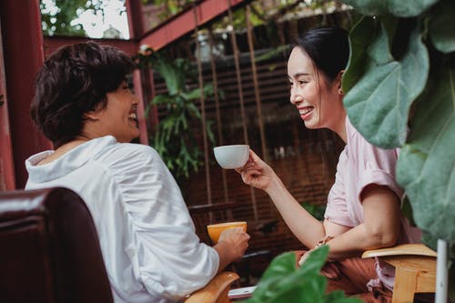 亚洲妇女在咖啡馆休息和笑 · 免费素材图片