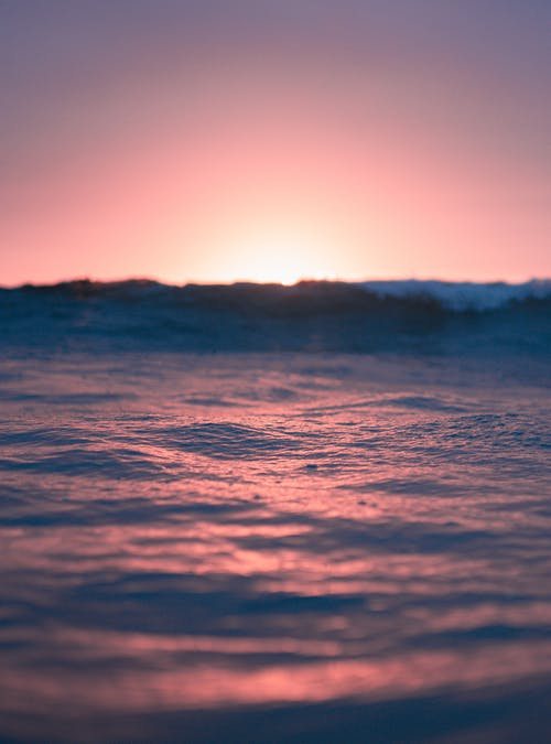 色彩斑sunset的夕阳平静的海面 · 免费素材图片