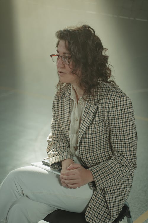 有关交叉的双腿, 坐, 垂直拍摄的免费素材图片