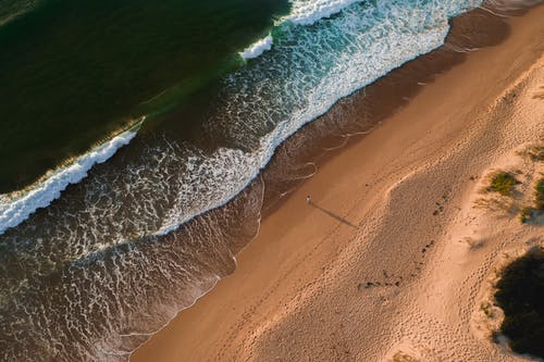 沙滩与挥舞着大海 · 免费素材图片