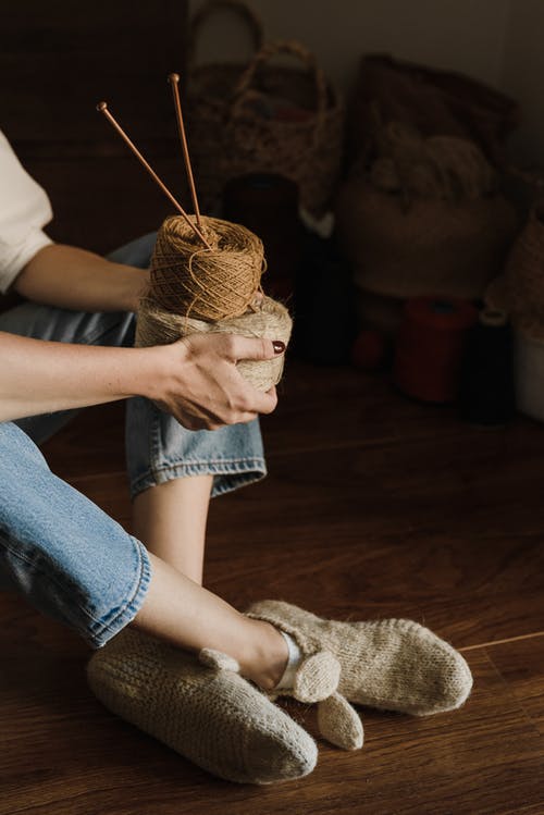 拿着牛仔布的蓝色牛仔短裤的人 · 免费素材图片