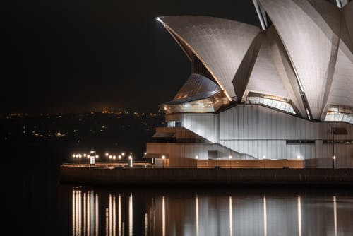 晚上的悉尼歌剧院的外观 · 免费素材图片