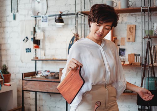 有切板的微笑的亚裔买家在商店 · 免费素材图片