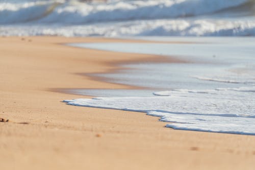 海浪冲刷空沙滩 · 免费素材图片