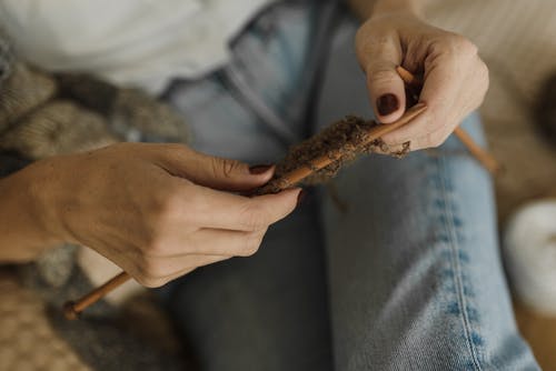 持有布朗干叶的人 · 免费素材图片