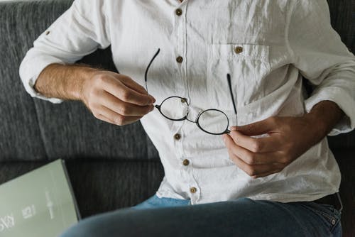 白衬衫和牛仔裤配眼镜的男人 · 免费素材图片