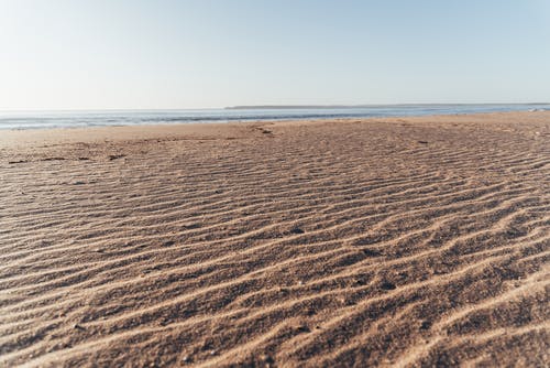 在无尽的海洋附近的和平沙滩 · 免费素材图片