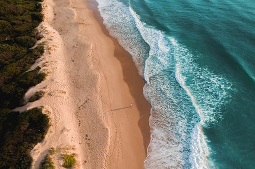 碧绿的海水洗沙岸 · 免费素材图片