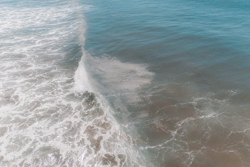 波涛汹涌的大海，在阳光明媚的日子挥舞 · 免费素材图片
