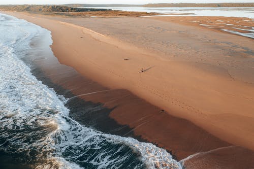 沙滩与泡沫波 · 免费素材图片