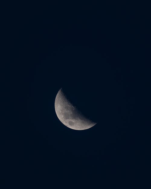 在空荡荡的黑色天空中的月亮 · 免费素材图片