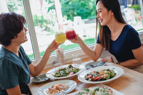 性格开朗的亚裔女子和鸡尾酒 · 免费素材图片