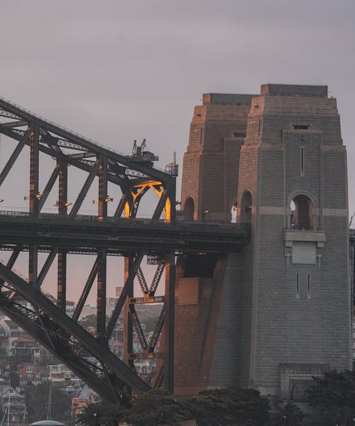 悉尼海港大桥与花岗岩塔在傍晚 · 免费素材图片