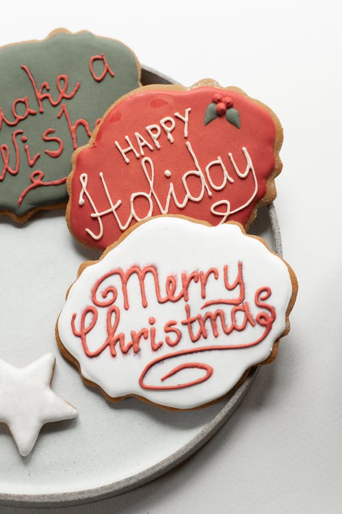 红色和白色生日快乐心形蛋糕 · 免费素材图片