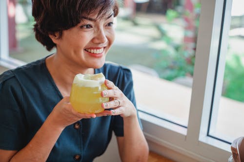 鸡尾酒的幸福亚洲女人 · 免费素材图片