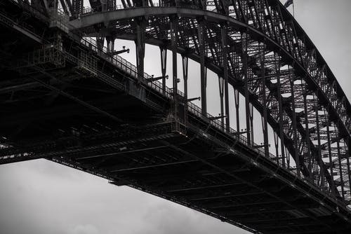 现代通过拱桥在多云的天空下 · 免费素材图片